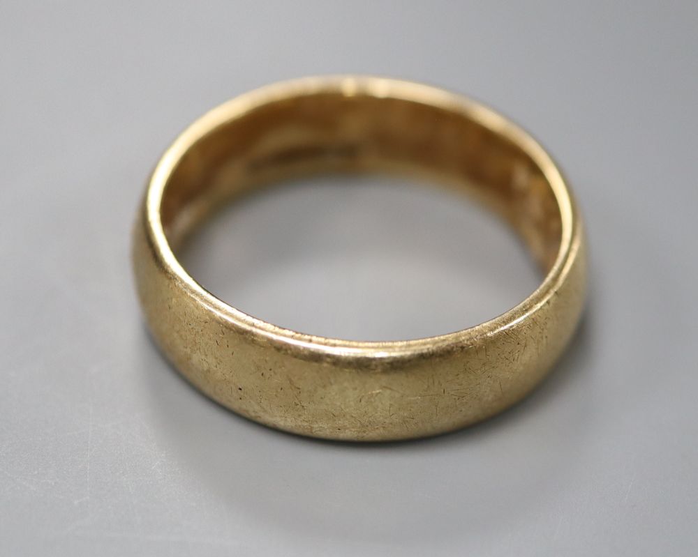 A 9ct yellow gold wedding ring, size Q, 6.7 grams.